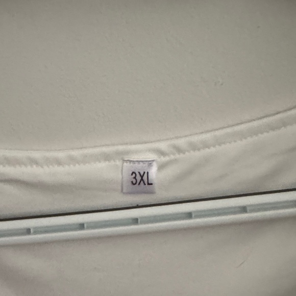 Women’s White Floral Scoop Neck Top with Buttons - Picture 4 of 6